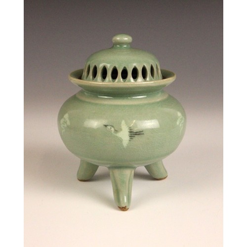 362 - A pair of Chinese porcelain tea bowls, Guangxu (1875–1908), each of fluted circular form and painted... 