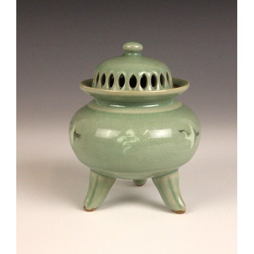 362 - A pair of Chinese porcelain tea bowls, Guangxu (1875–1908), each of fluted circular form and painted... 