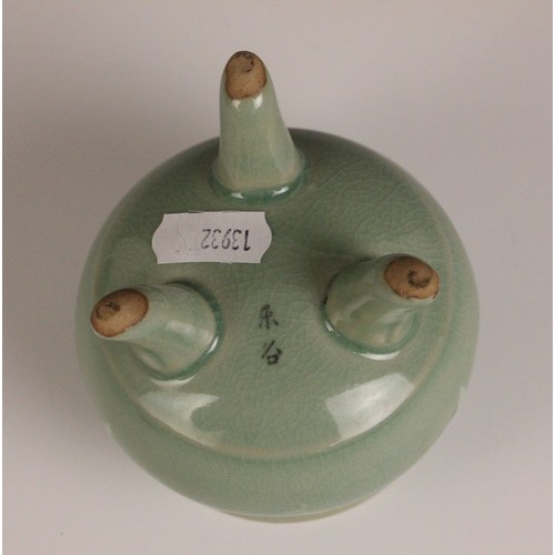 362 - A pair of Chinese porcelain tea bowls, Guangxu (1875–1908), each of fluted circular form and painted... 