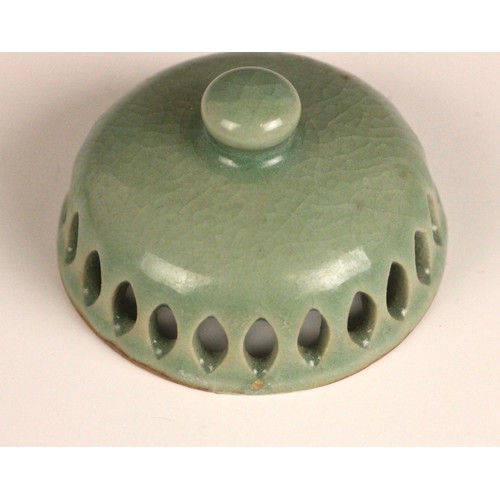 362 - A pair of Chinese porcelain tea bowls, Guangxu (1875–1908), each of fluted circular form and painted... 