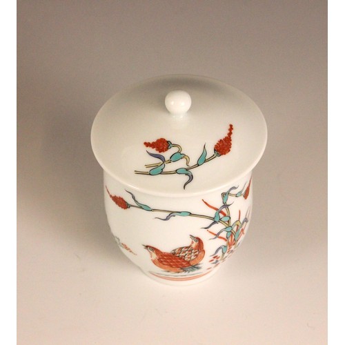 356 - A collection of Japanese Sakaida Kakiemon porcelain, to include a pair of tea bowls 5.5cm high, a cu... 