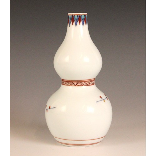 356 - A collection of Japanese Sakaida Kakiemon porcelain, to include a pair of tea bowls 5.5cm high, a cu... 