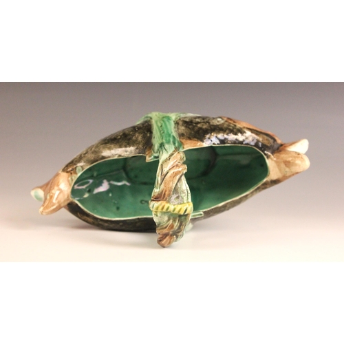 411 - An English Majolica fish basket, 19th century, modelled as two fish joined by a seaweed handle, 23cm... 