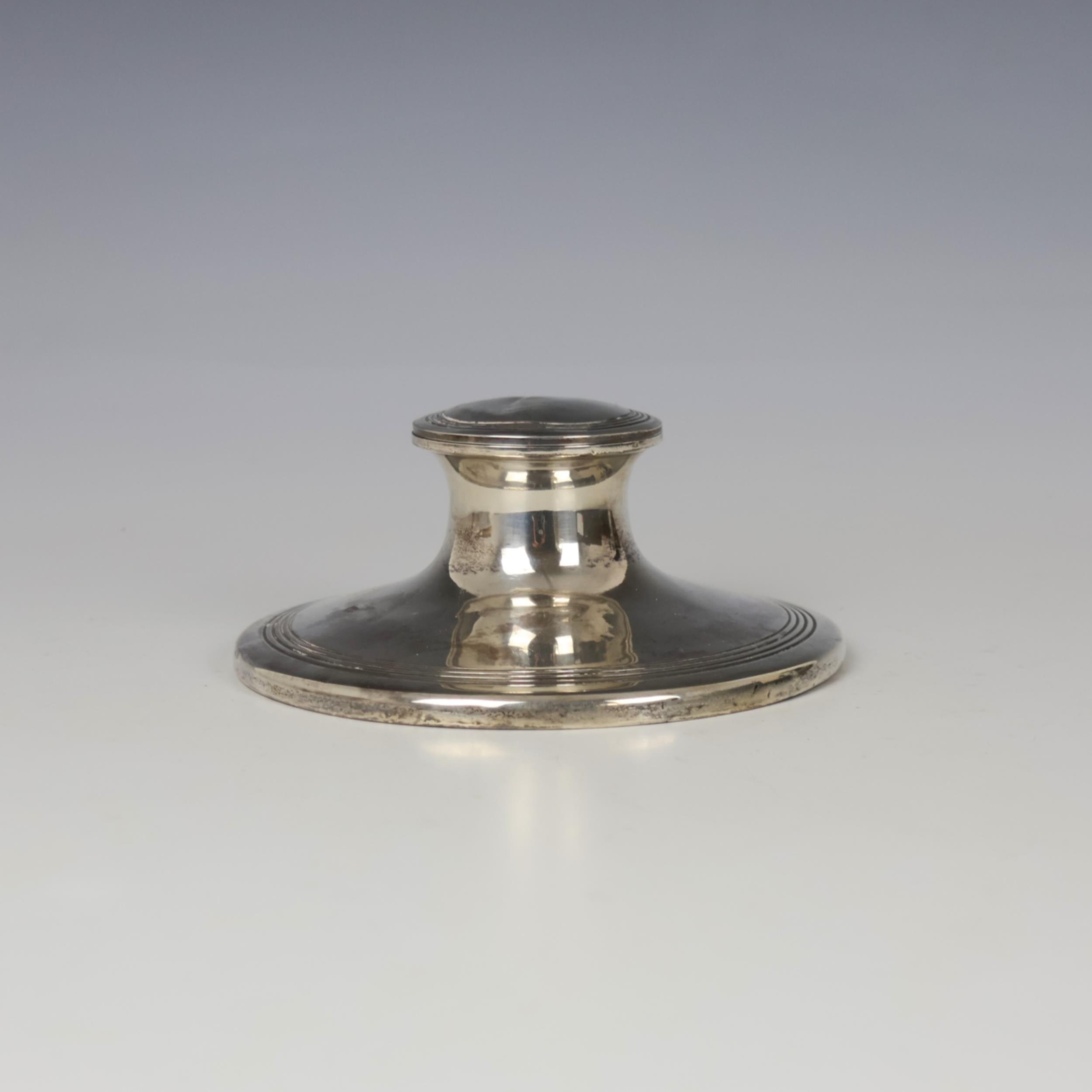 A George V silver mounted ink well, Birmingham 1911, the capstan ...