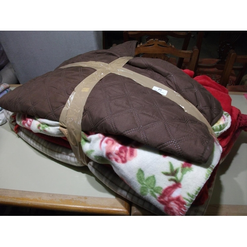 15 - BUNDEL OF VARIOUS BLANKETS