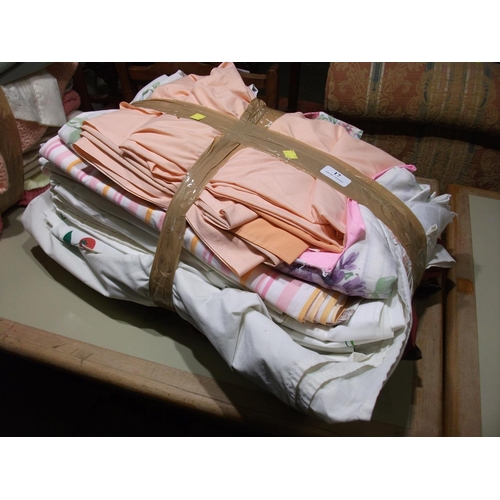 17 - BUNDLE OF VARIOUS BED LINEN