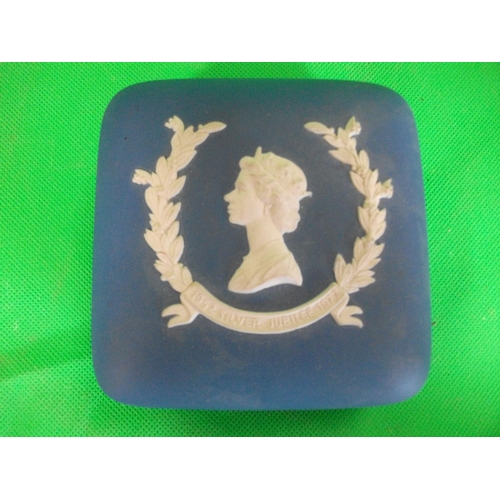 225 - PAIR OF WEDGEWOOD SILVER JUBILEE JASPER ROYAL BLUE CANDY BOX SQUARE OF HER MAJESTY THE QUEEN AND HIS... 