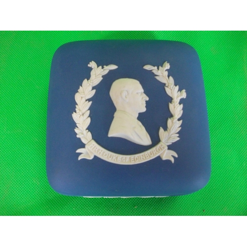 225 - PAIR OF WEDGEWOOD SILVER JUBILEE JASPER ROYAL BLUE CANDY BOX SQUARE OF HER MAJESTY THE QUEEN AND HIS... 