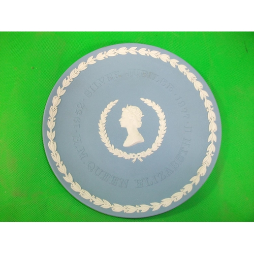 226 - WEDGEWOOD PALE BLUE AND WHITE JASPER PLATE OF THE QUEENS SILVER JUBILEE BY ARNOLD MACHIN IN ORIGINAL... 