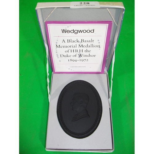 228 - WEDGEWOOD BLACK BASALT MEMORIAL MEDALLION OF HRH THE DUKE OF WINDSOR 1894 - 1972 IN ORIGINAL BOX