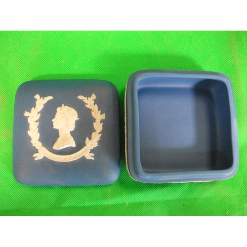 225 - PAIR OF WEDGEWOOD SILVER JUBILEE JASPER ROYAL BLUE CANDY BOX SQUARE OF HER MAJESTY THE QUEEN AND HIS... 