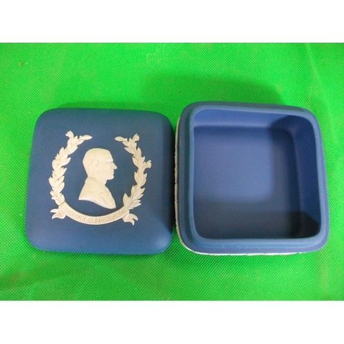 225 - PAIR OF WEDGEWOOD SILVER JUBILEE JASPER ROYAL BLUE CANDY BOX SQUARE OF HER MAJESTY THE QUEEN AND HIS... 