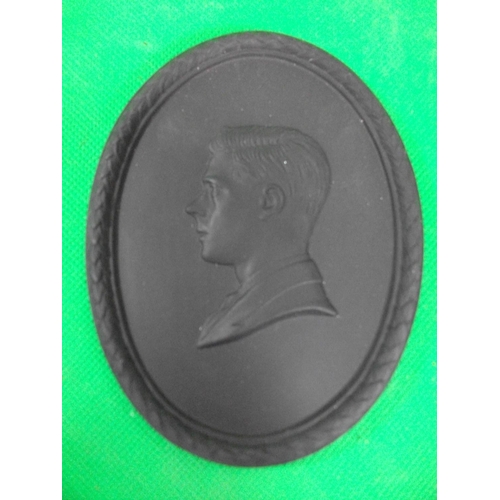 228 - WEDGEWOOD BLACK BASALT MEMORIAL MEDALLION OF HRH THE DUKE OF WINDSOR 1894 - 1972 IN ORIGINAL BOX