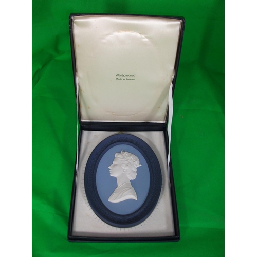 236 - PAIR OF WEDGEWOOD SILVER JUBILEE JASPER PORTRAYED MEDALLION IN THREE COLOURS, LIMITED ADDITION NO'S ... 