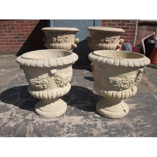 530 - 2 SMALL URNS