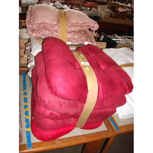 211 - 2 X BUNDEL OF CUSHIONS