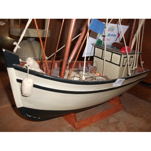 252 - MODEL FISHING BOAT
