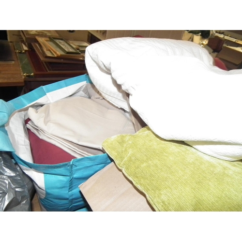 104 - BAG OF VARIOUS MIXED BED SHEETS/LINEN/DUVET/CUSHIONS ETC