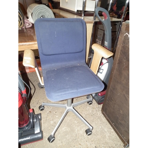 119 - OFFICE CHAIR