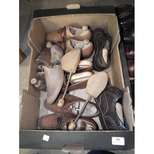 186 - 2 BOXES OF GOOD QUALITY MENS SHOES SIZE 6 - 6 1/2