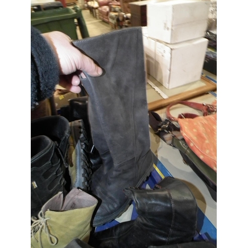 220 - QTY OF LADIES BOOTS - SIZE 6