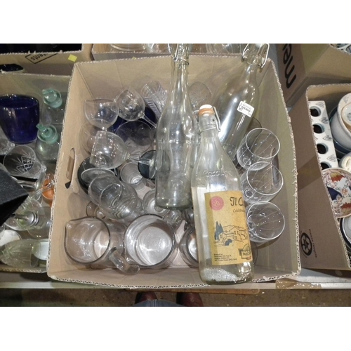 225 - 4 BOXES OF ASSORTED GLASSWARE/BOWLS/CAKESTANDS/VASES ETC