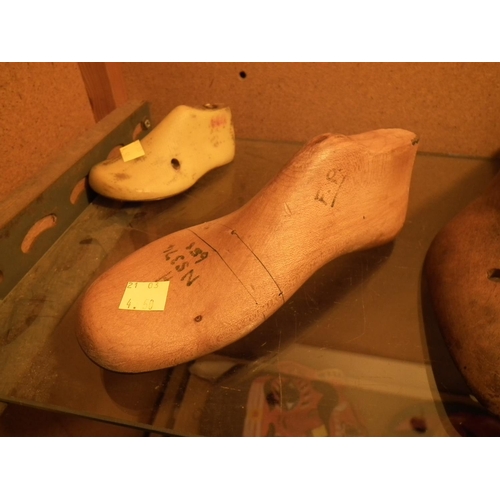 342 - WOODEN SHOE STRETCHERS