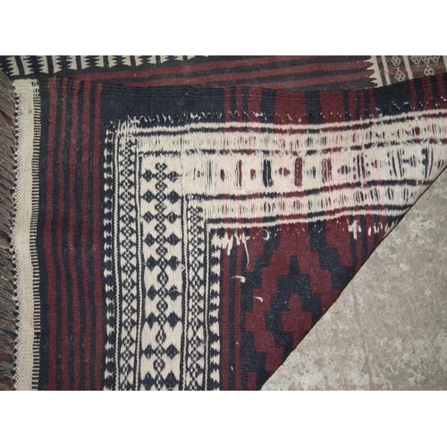 402 - PATTERNED RUG 206 X 144