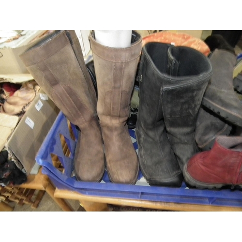 220 - QTY OF LADIES BOOTS - SIZE 6