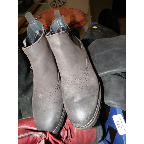 220 - QTY OF LADIES BOOTS - SIZE 6