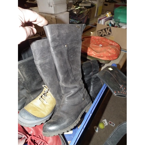 220 - QTY OF LADIES BOOTS - SIZE 6