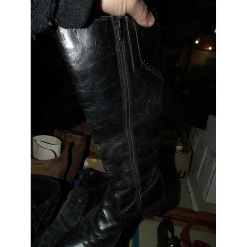 220 - QTY OF LADIES BOOTS - SIZE 6