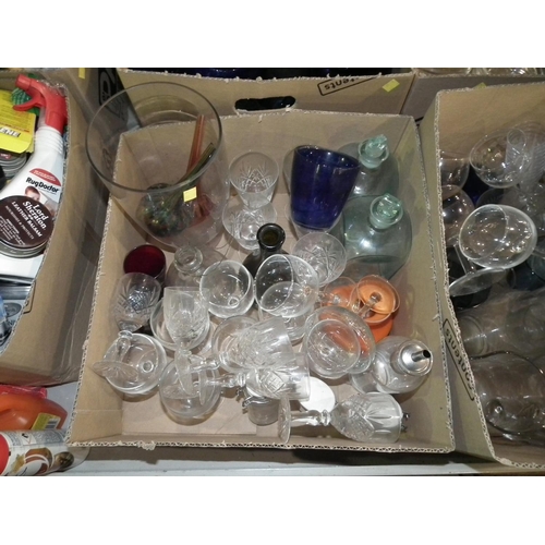 225 - 4 BOXES OF ASSORTED GLASSWARE/BOWLS/CAKESTANDS/VASES ETC