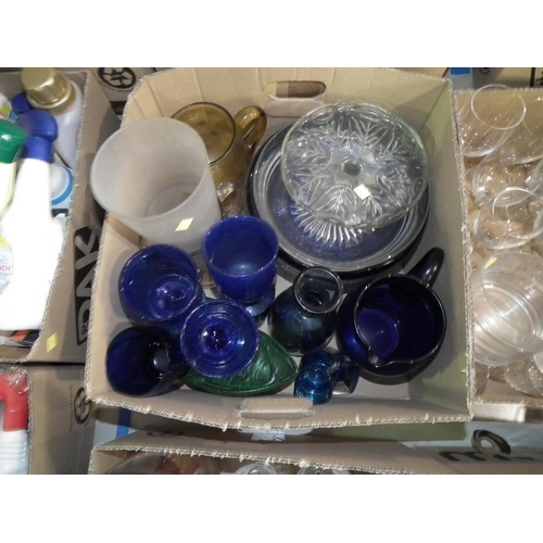 225 - 4 BOXES OF ASSORTED GLASSWARE/BOWLS/CAKESTANDS/VASES ETC