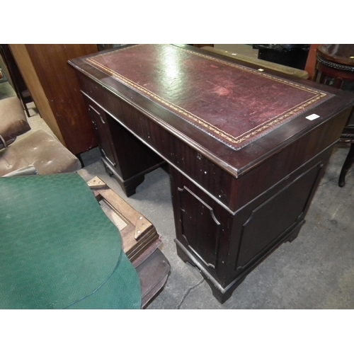 475 - 8 DRAWER LEATHER TOP DESK