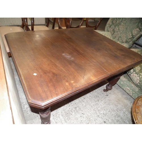 484 - MAHOGANY WINDOUT DINING TABLE WITH 1 LEAF AND HANDLE