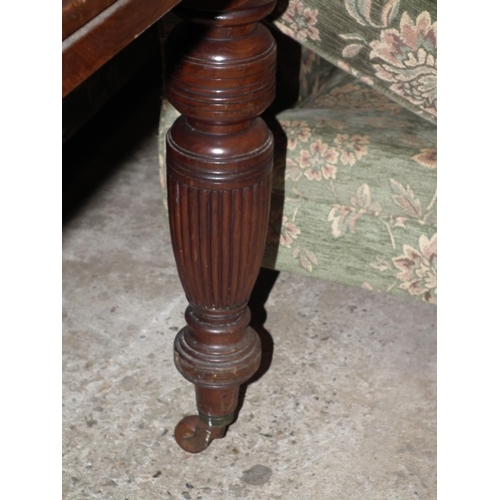 484 - MAHOGANY WINDOUT DINING TABLE WITH 1 LEAF AND HANDLE