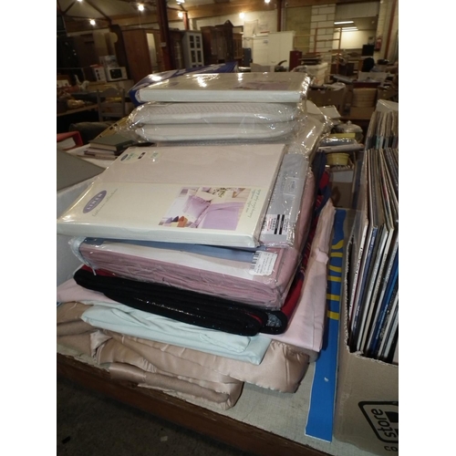 241 - QTY OF BLANKETS/BED LINEN/CUSHIONS ETC