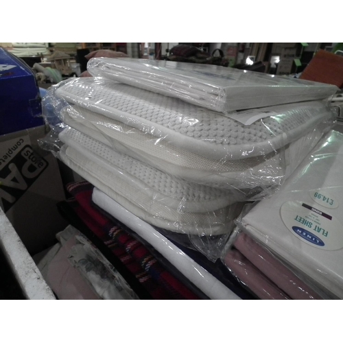 241 - QTY OF BLANKETS/BED LINEN/CUSHIONS ETC