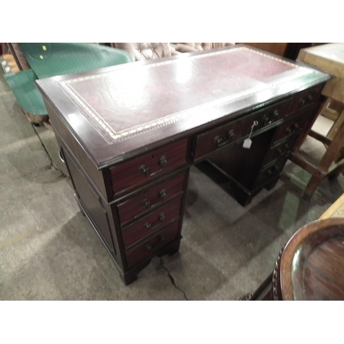 475 - 8 DRAWER LEATHER TOP DESK