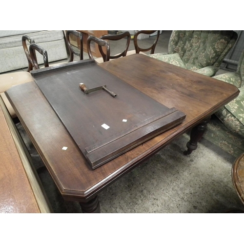 484 - MAHOGANY WINDOUT DINING TABLE WITH 1 LEAF AND HANDLE