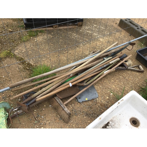25 - BUNDLE OF GARDEN TOOLS