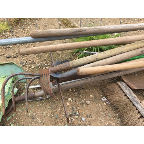 25 - BUNDLE OF GARDEN TOOLS