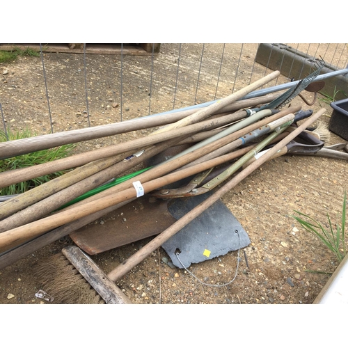 25 - BUNDLE OF GARDEN TOOLS