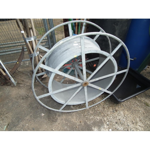 37 - GALVANISED HOSE REEL