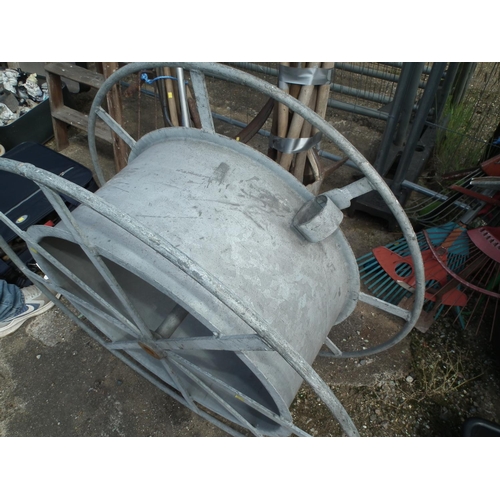 37 - GALVANISED HOSE REEL