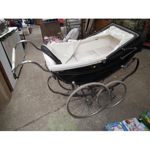 133 - OLD PRAM