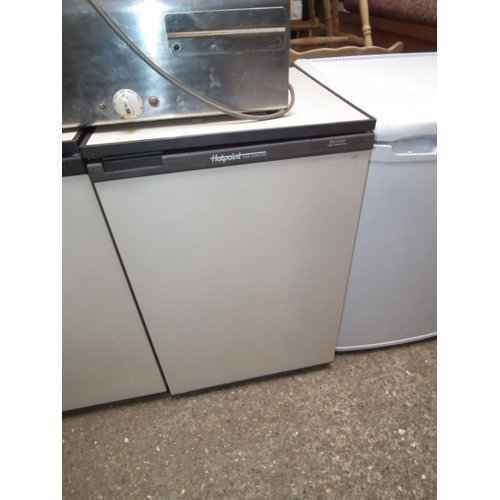 138 - HOTPOINT ICED DIAMOND FRIDGE - WARRANTED UNTIL 12 NOON ON TUESDAY FOLLOWING THE ABOVE SALE