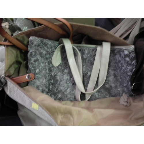 172 - QTY OF MIXED SHOULDER BAGS ETC