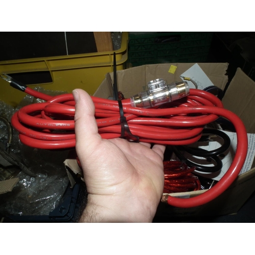 173 - BOX OF AUDIO CABLES ETC